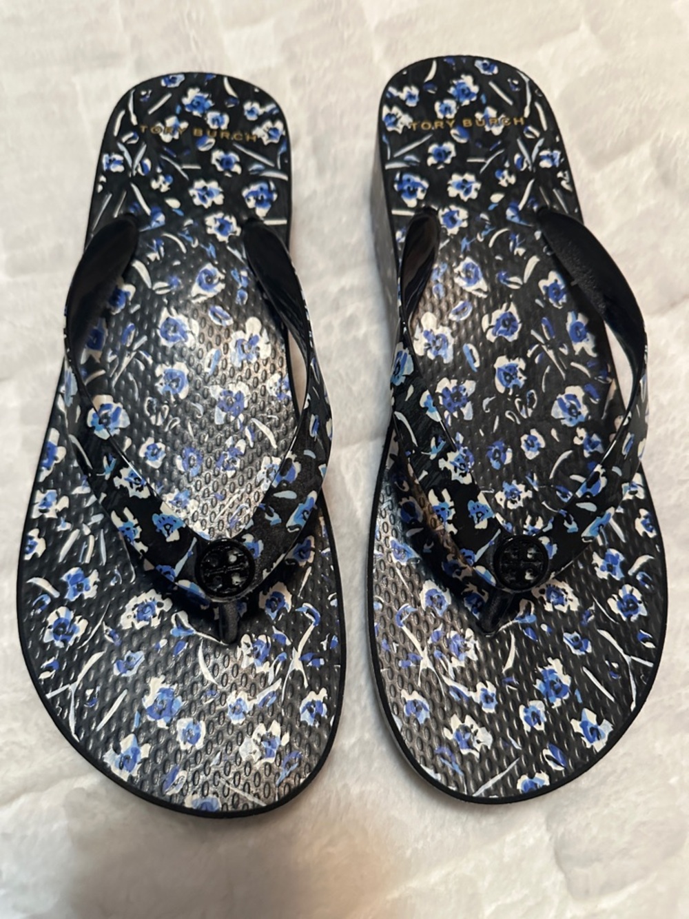 🖤💙Tory Burch Black Flip-Flop Sandals with Blue Floral Print🖤💙